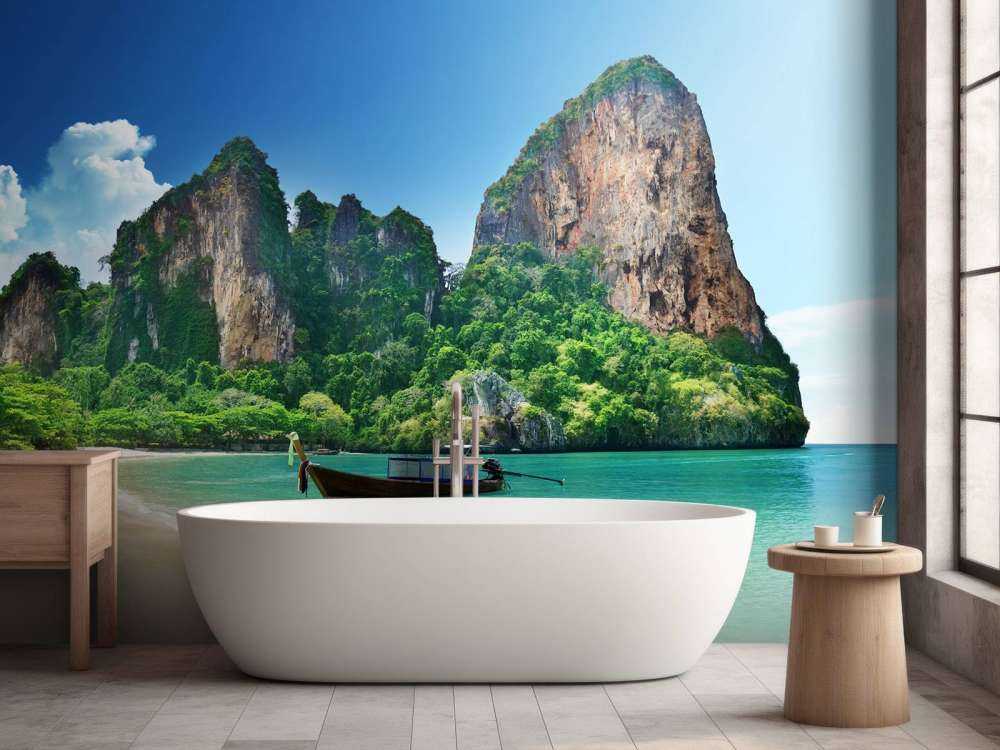 Strand met grote rotsen