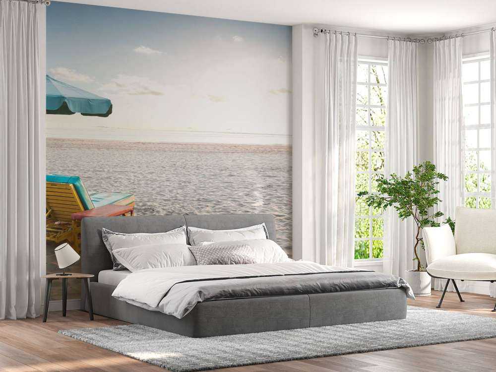 Groot wit strand met twee ligbedden