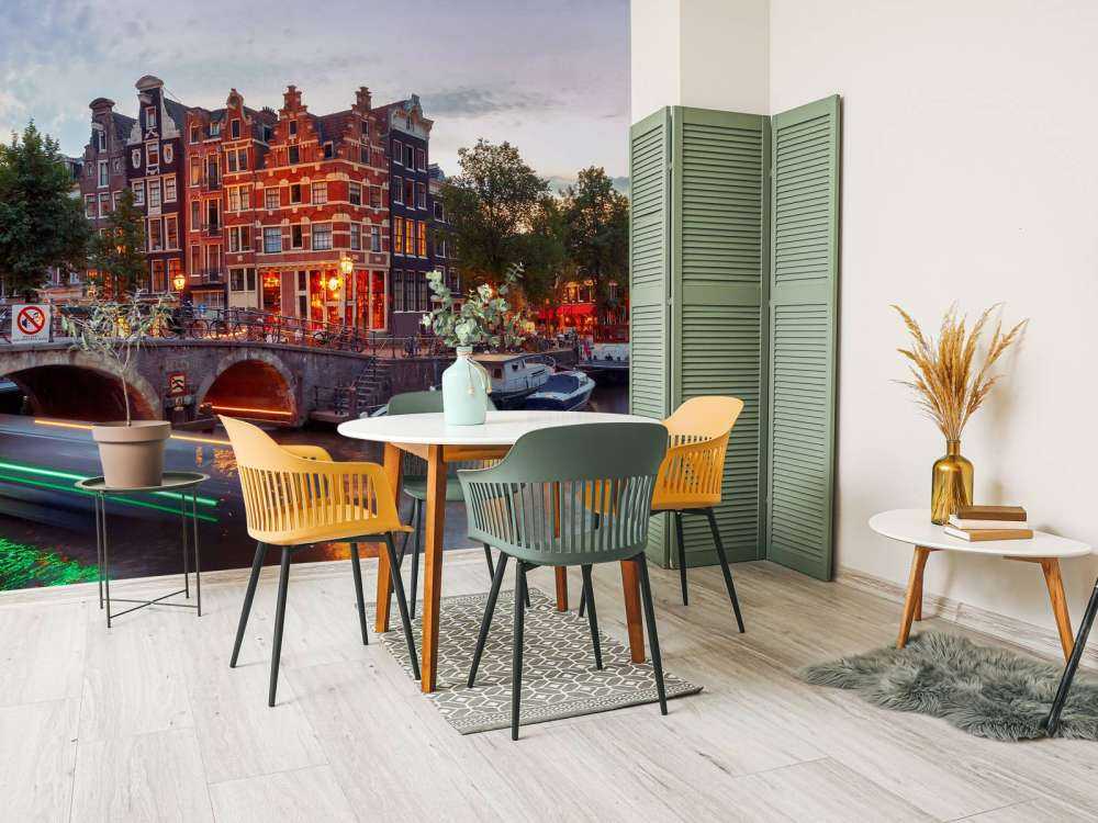 Amsterdamse grachtenpanden met boten op de voorgrond