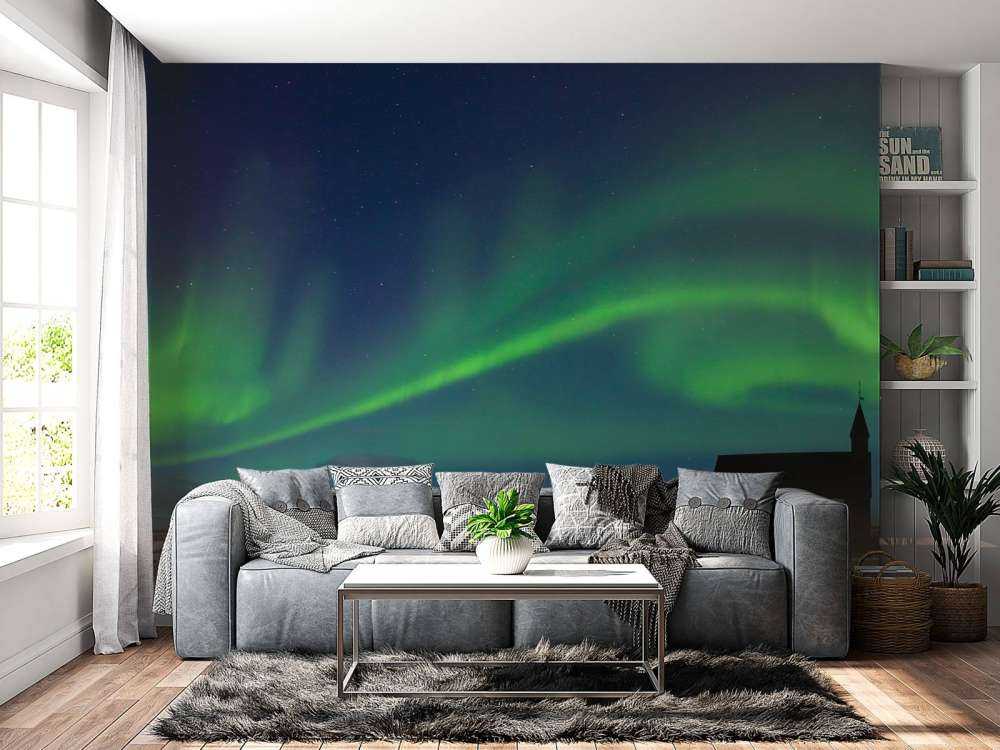 Noorderlicht boven een kerkje