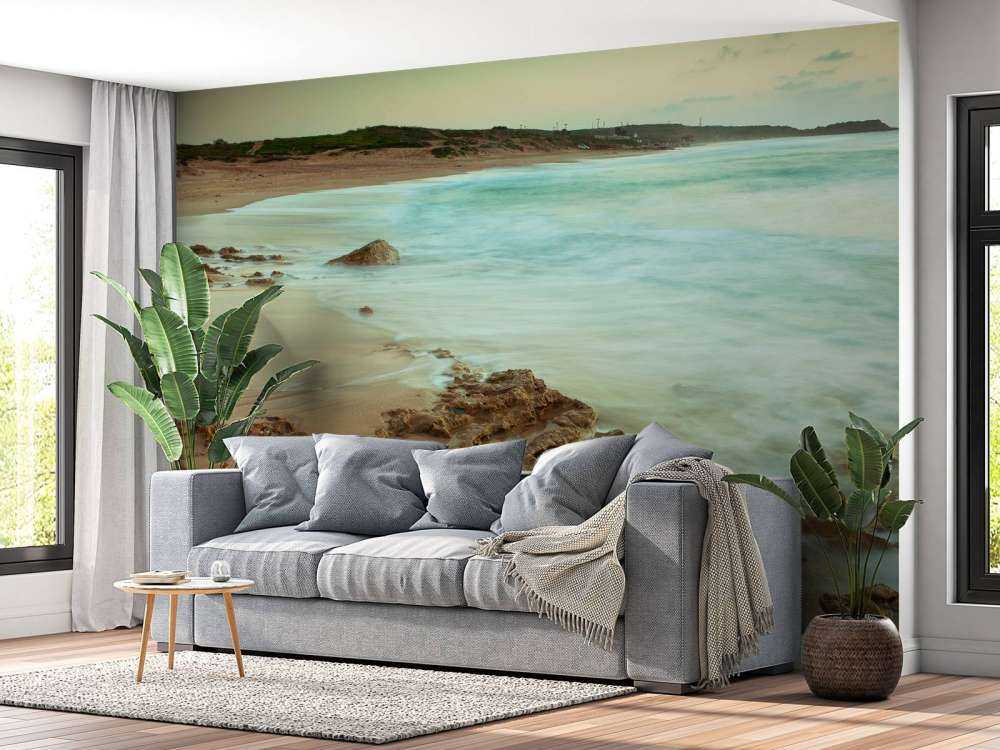 Rustig strand met rotsen