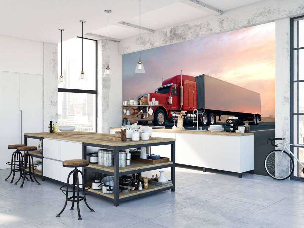 Rode Amerikaanse vrachtwagen bij zonsondergang