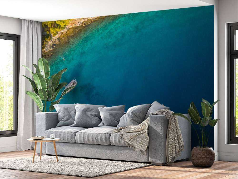 Droneshot van vier verankerde zeilboten