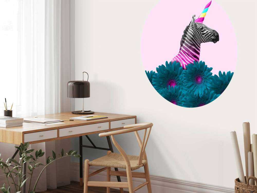 Kruising van een zebra en eenhoorn met blauw-paarse bloemen