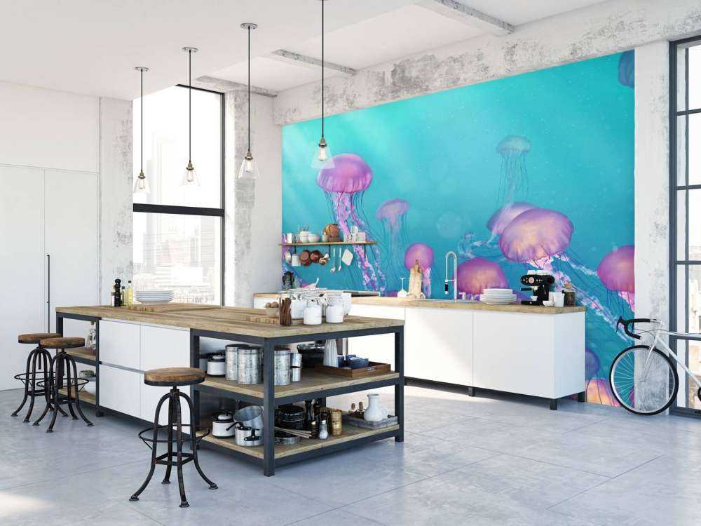 Roze kwallen in blauwe zee