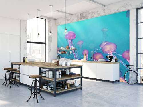 Roze kwallen in blauwe zee