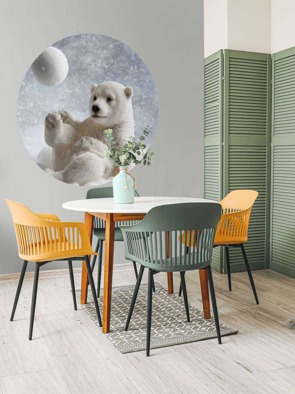 Een ijsbeer speelt met een sneeuwbal