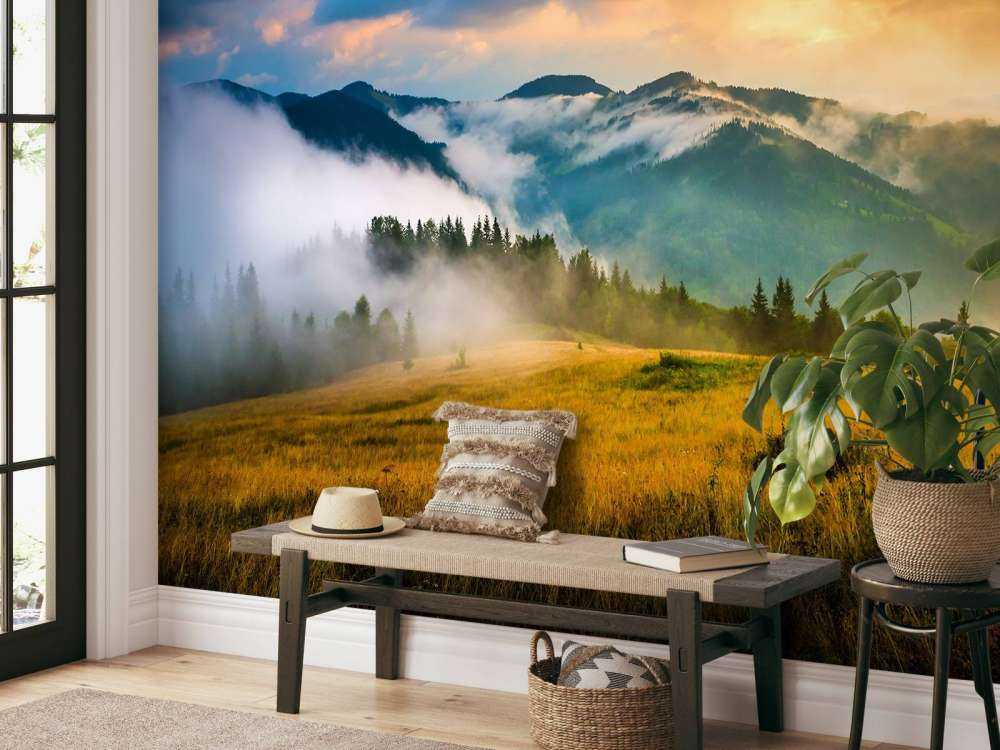 Berglandschap met mist bij zonsondergang