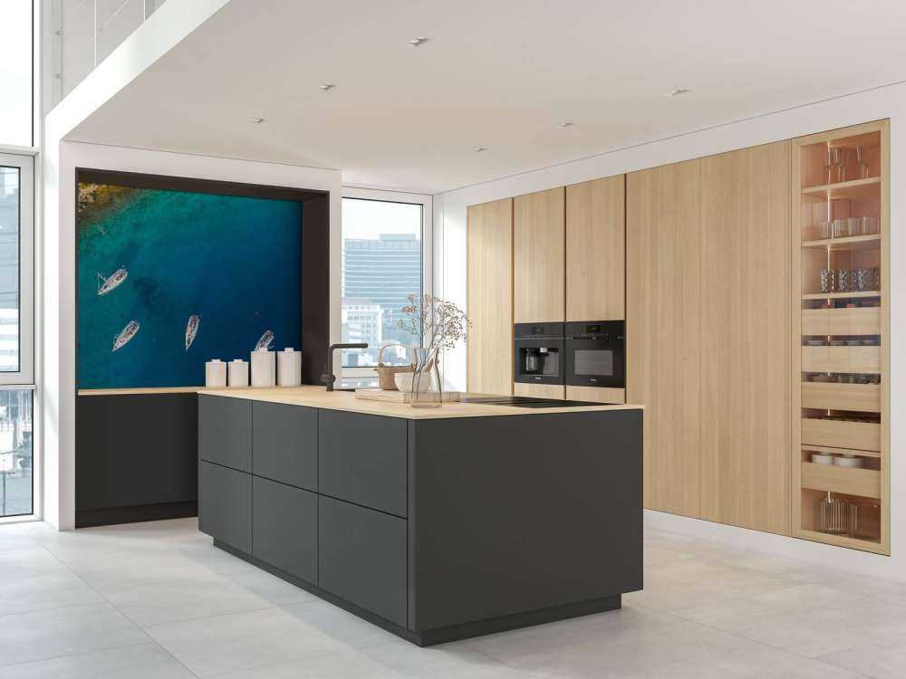 Droneshot van vier verankerde zeilboten