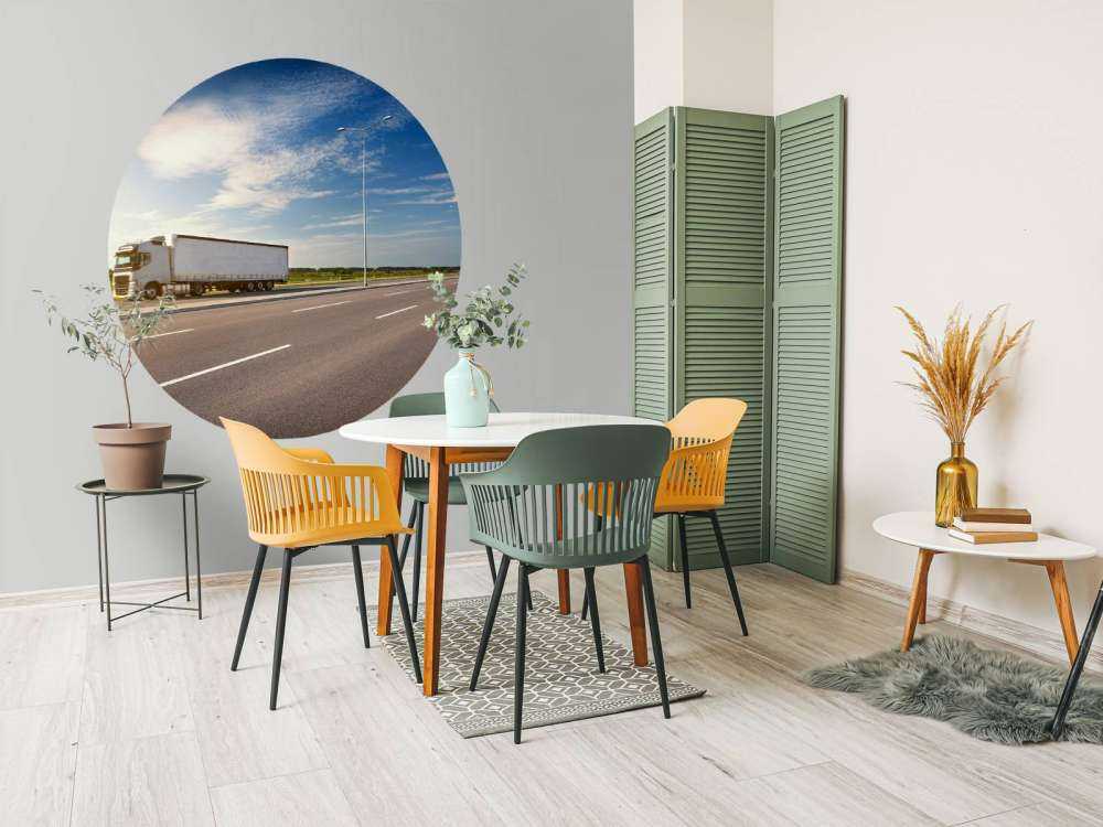 Witte vrachtwagen op een zonnige dag