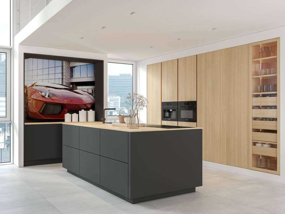 Rode sportwagen in een moderne stedelijke omgeving