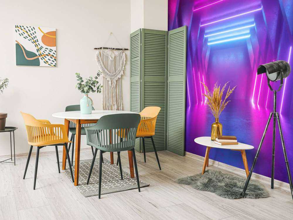 Neon verlichte ruimte met balken