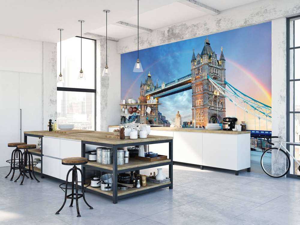 De London Tower Bridge onder een regenboog