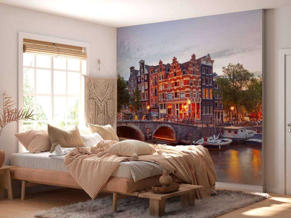 Amsterdamse grachtenpanden met boten op de voorgrond