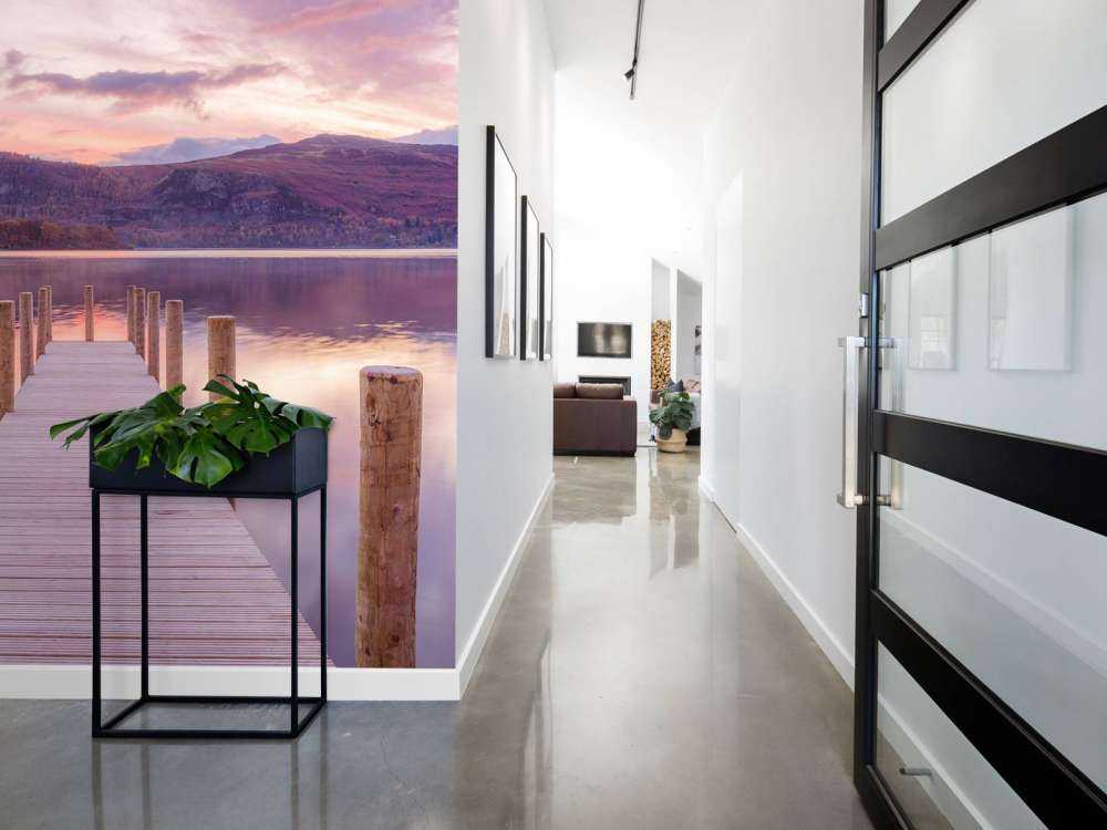 Houten steiger bij zonsondergang