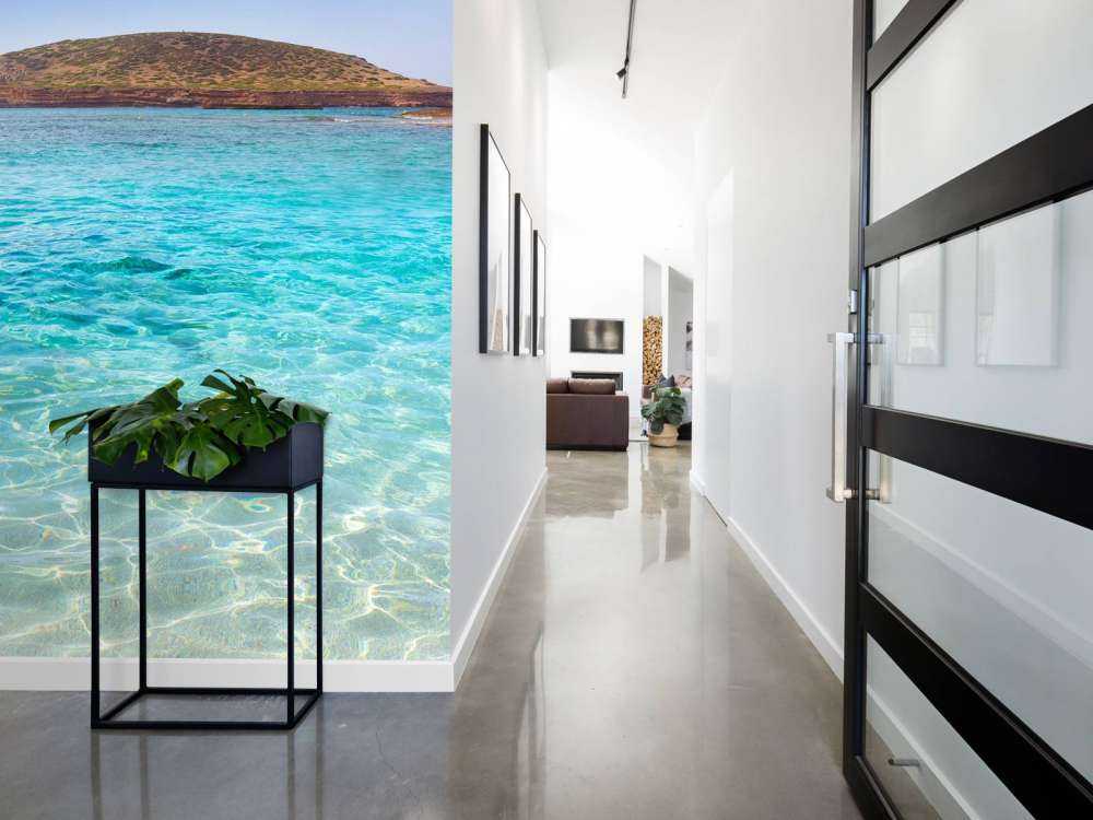 Blauw water met eiland