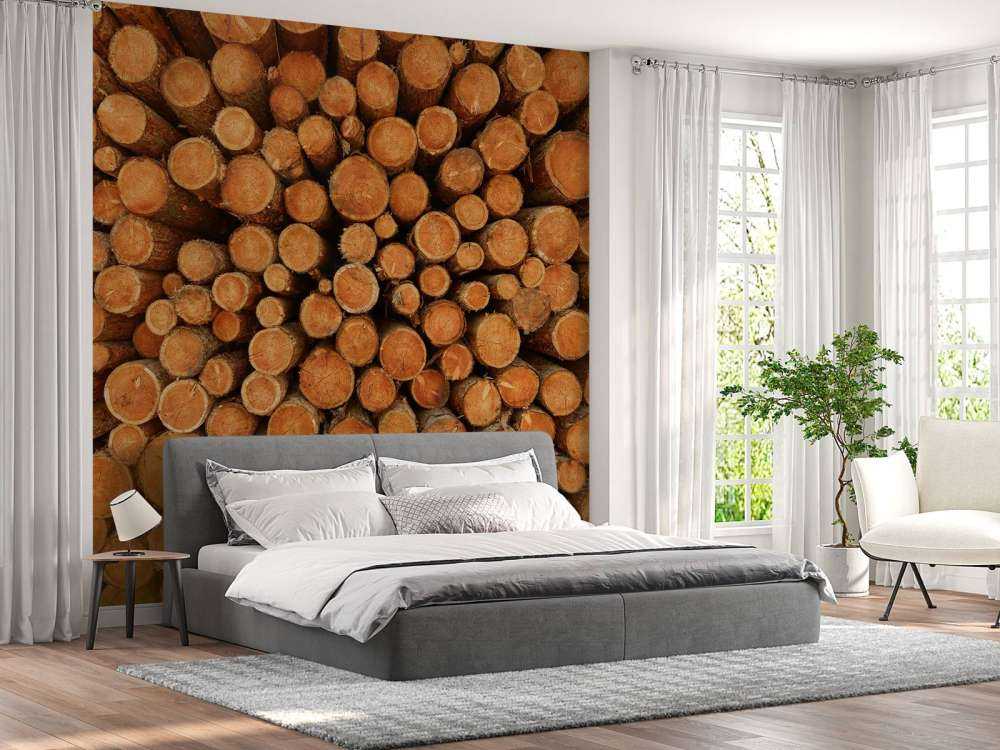 Stapel donkere boomstammen