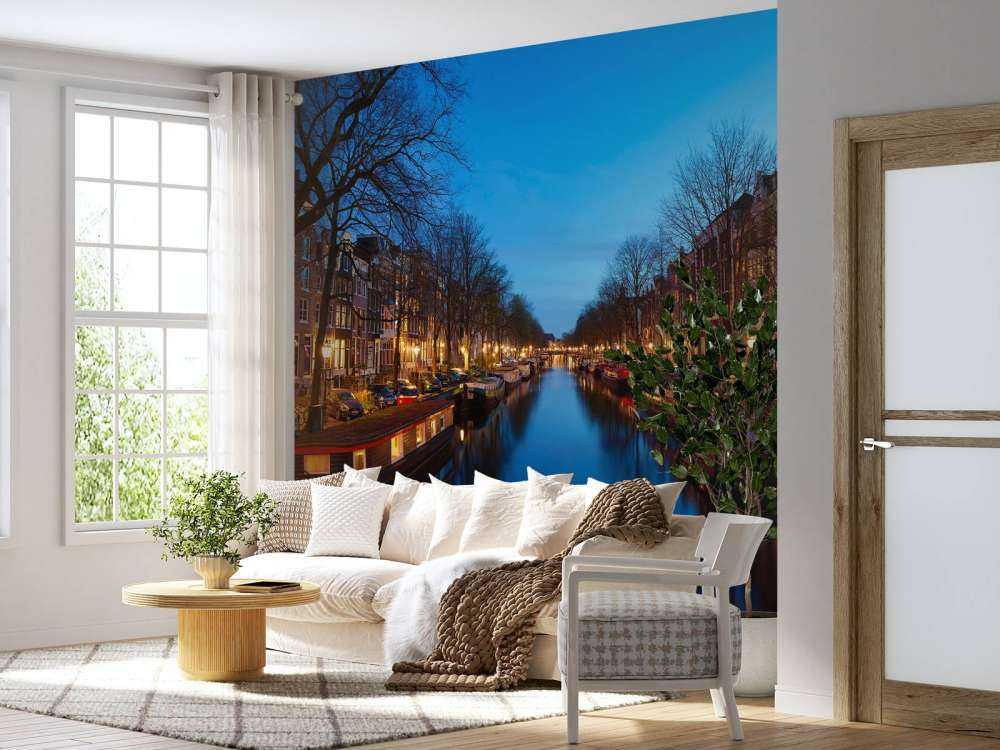 Woonboten langs verlichte gracht