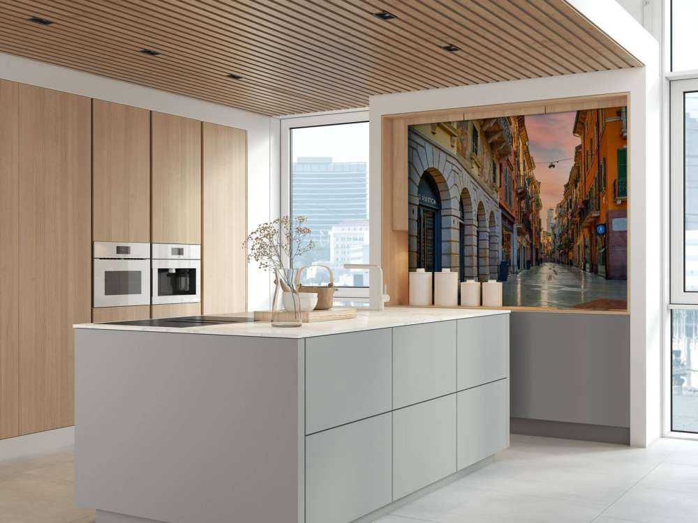 Winkelstraat bij zonskomst