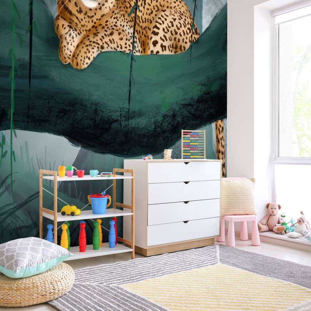 Jachtluipaard op een tak