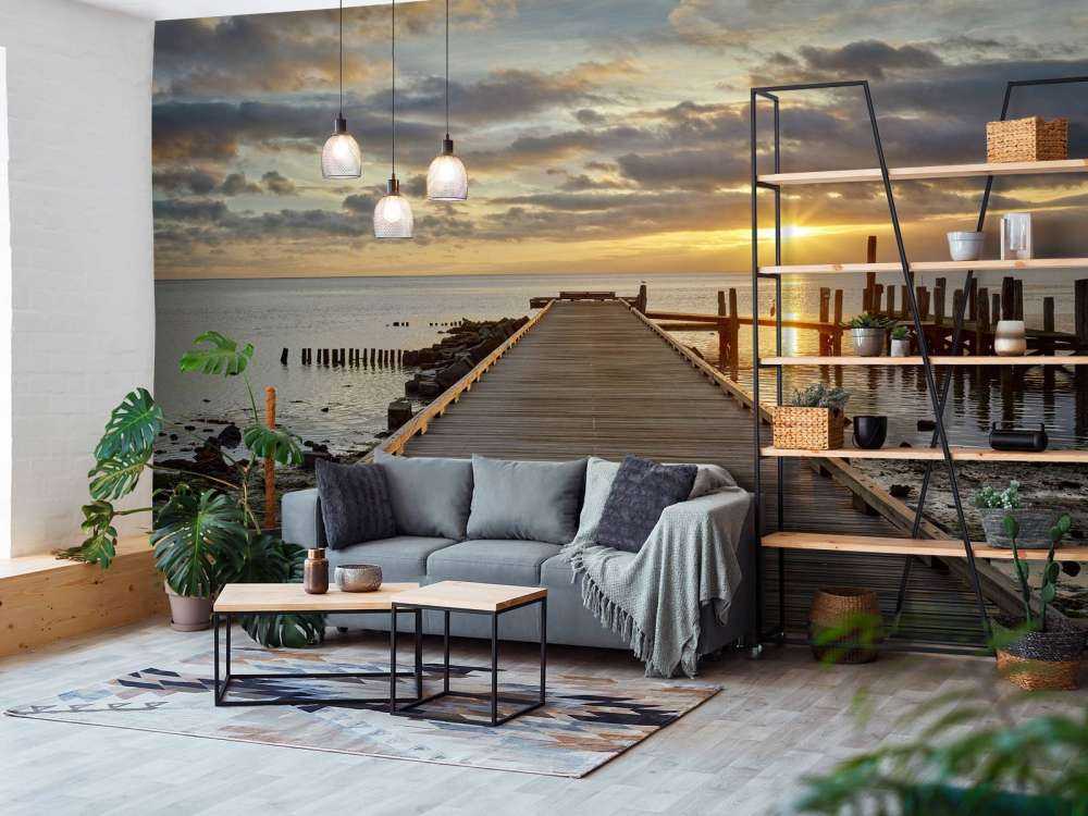 Houten steiger met zonsopkomst