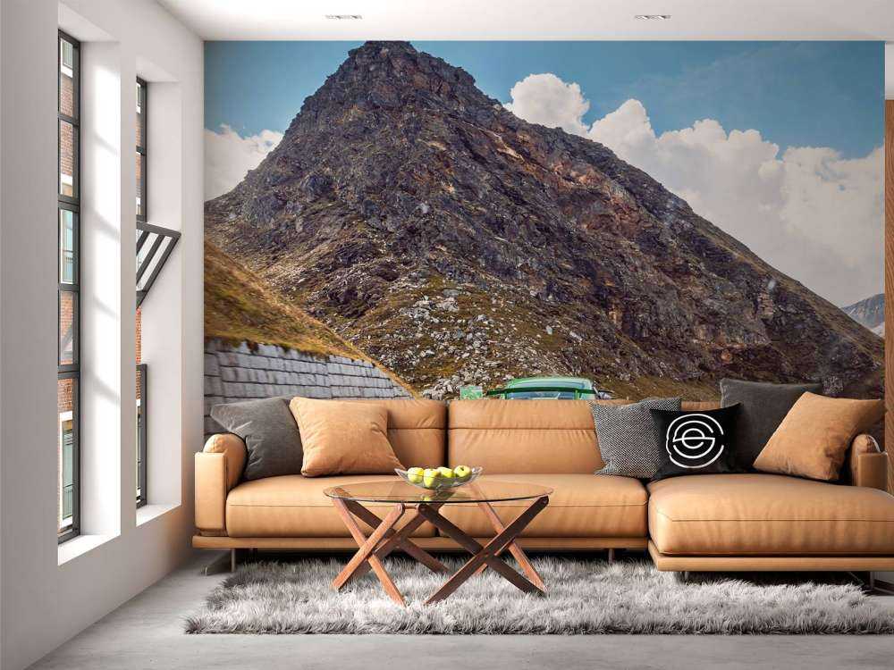 Bergpas met sportauto