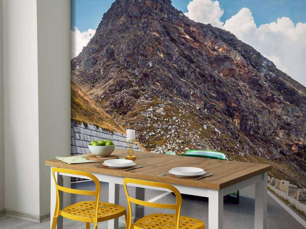 Bergpas met sportauto