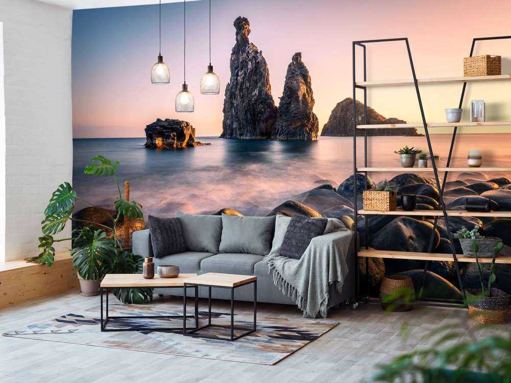 Avondlicht aan rotsige kustlijn