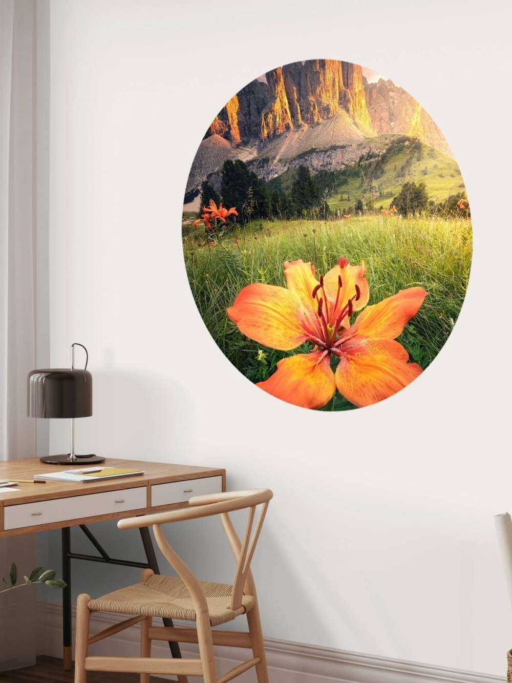 Vurig Alpenlandschap met Lelies