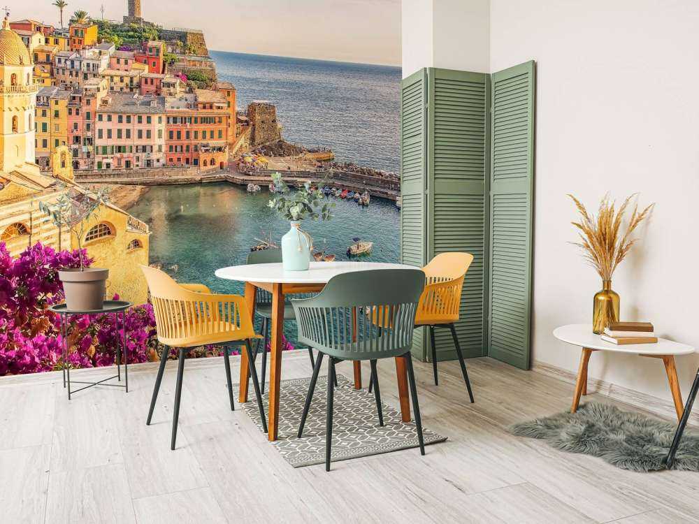 Zomerlicht over kleurrijke havenstad