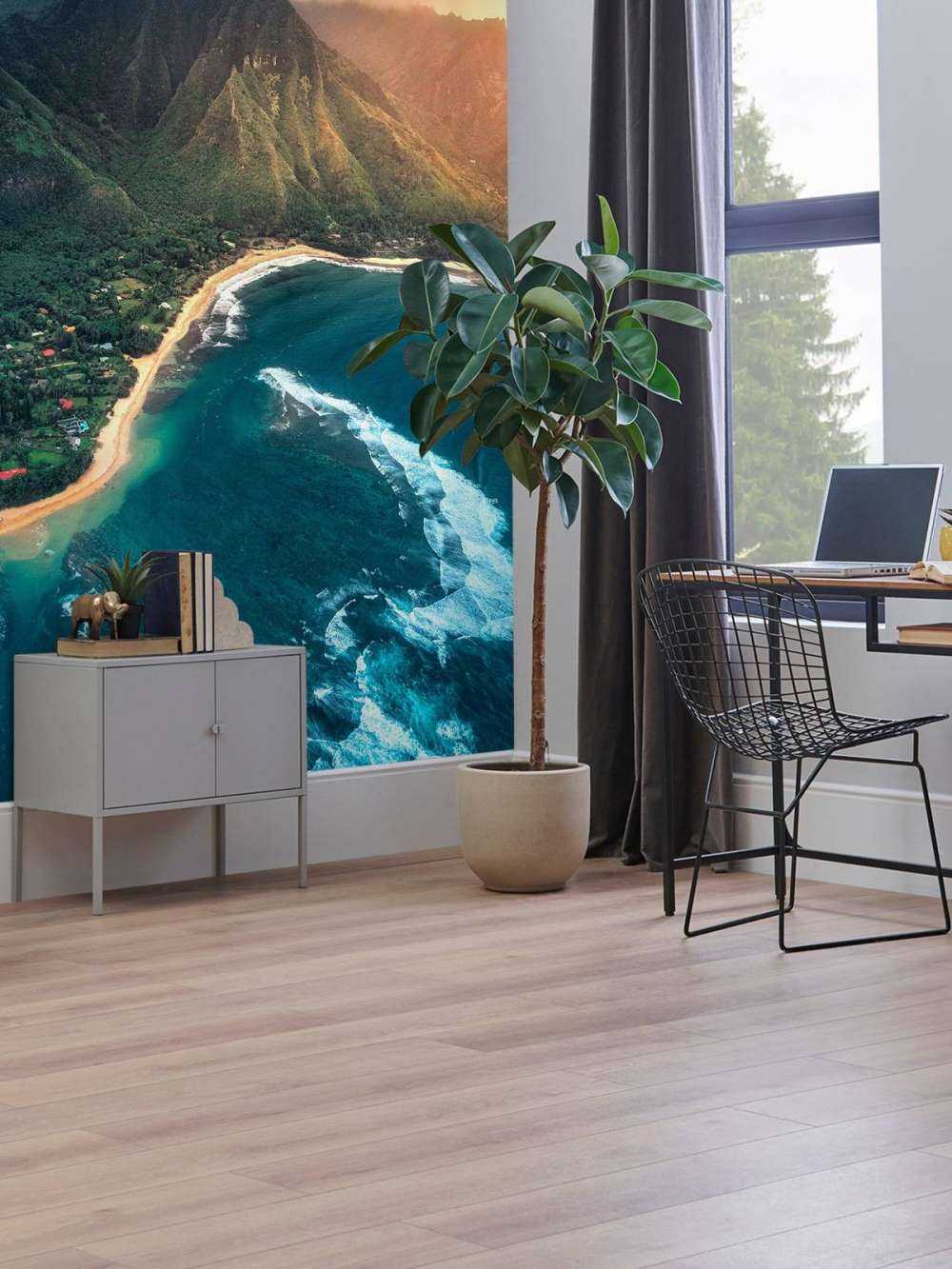 Tropische kustlijn onder dreigende hemel