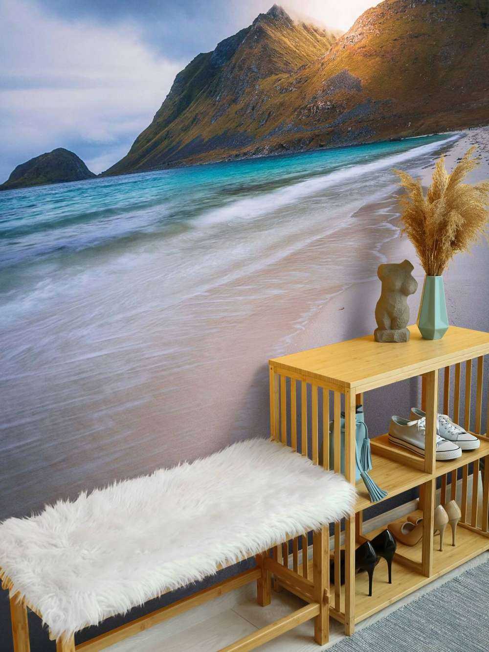 Zonlicht op berg en branding