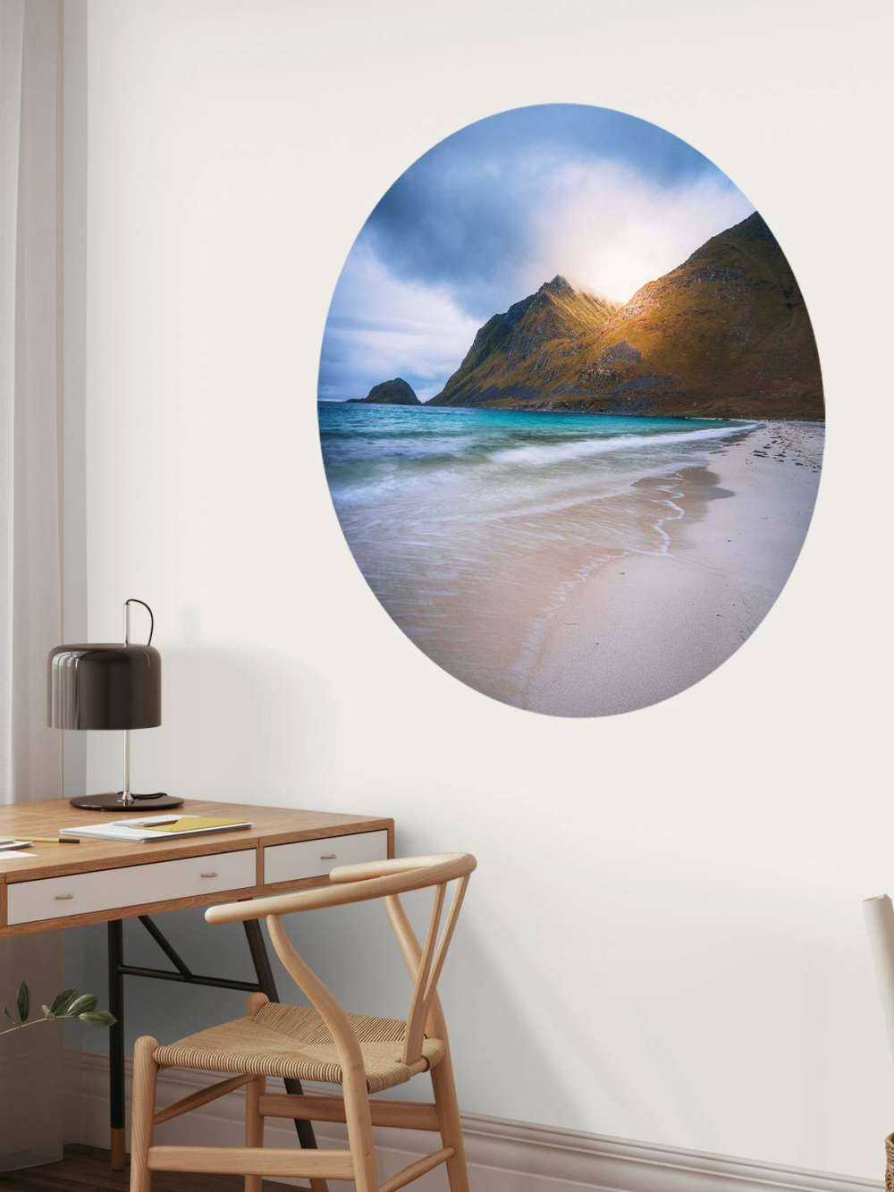 Zonlicht op berg en branding