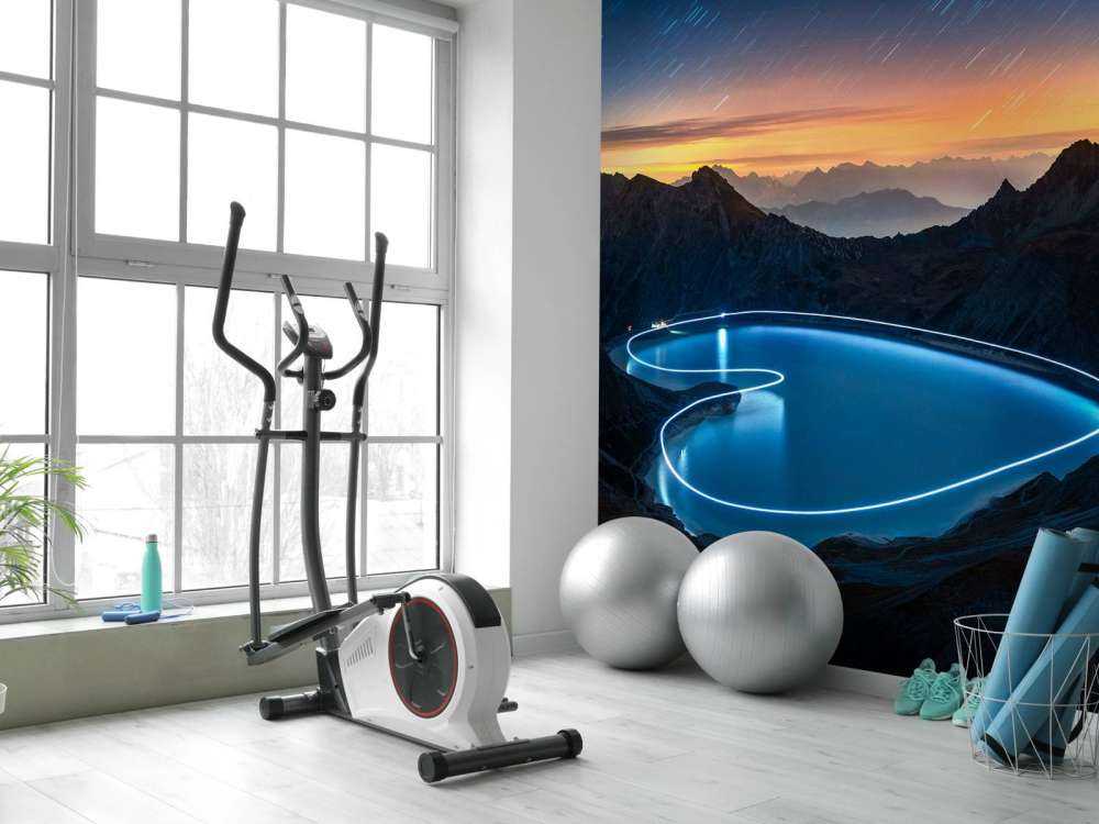 Lichtpad rond bergmeer bij nacht