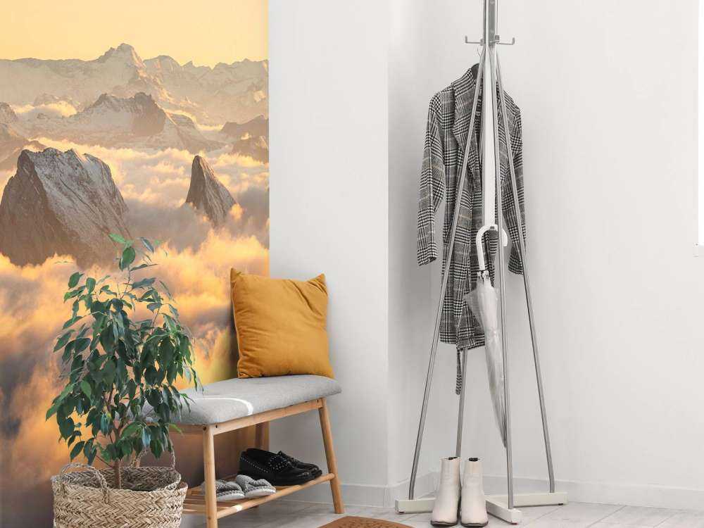 Bergpieken boven gouden wolkenzee