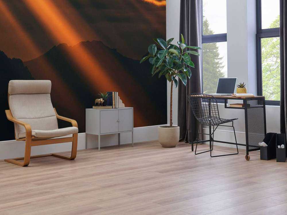 Gouden zonnestralen over bergsilhouet