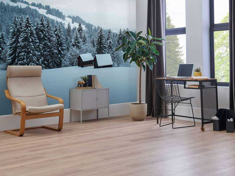 Besneeuwd dennenbos met houten hutten