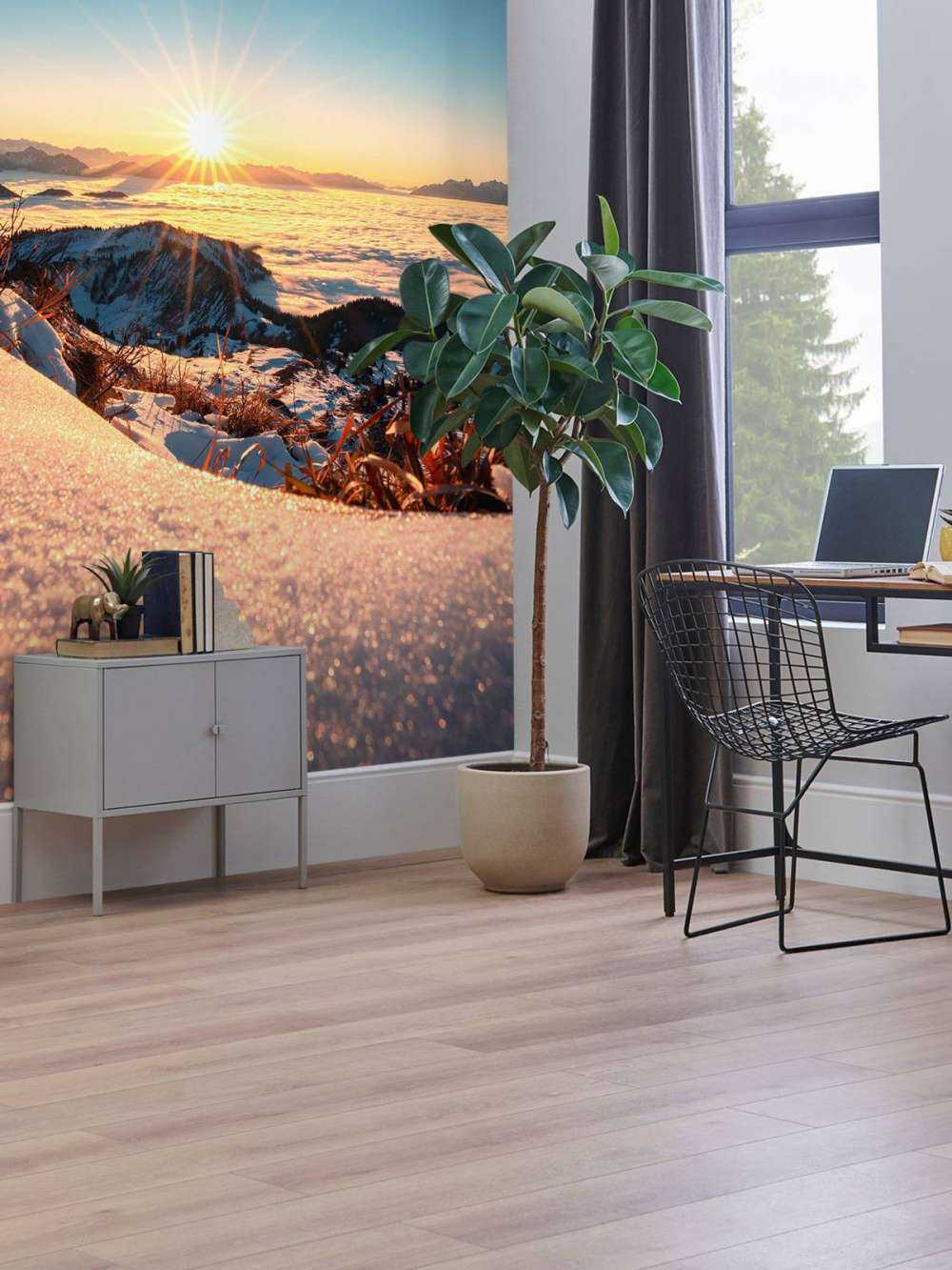 Zonlicht over besneeuwde alpenhelling