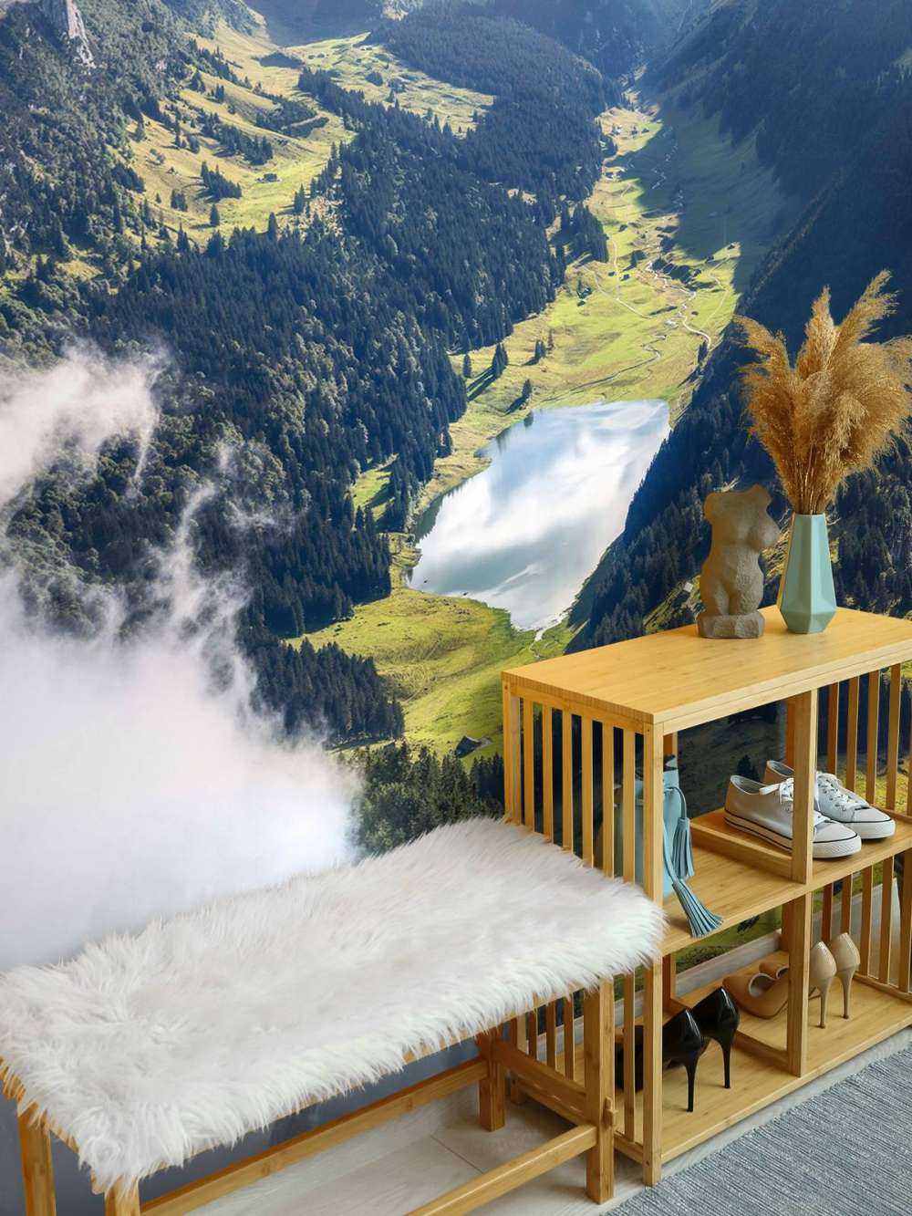 Zonlicht over bergmeer in vallei