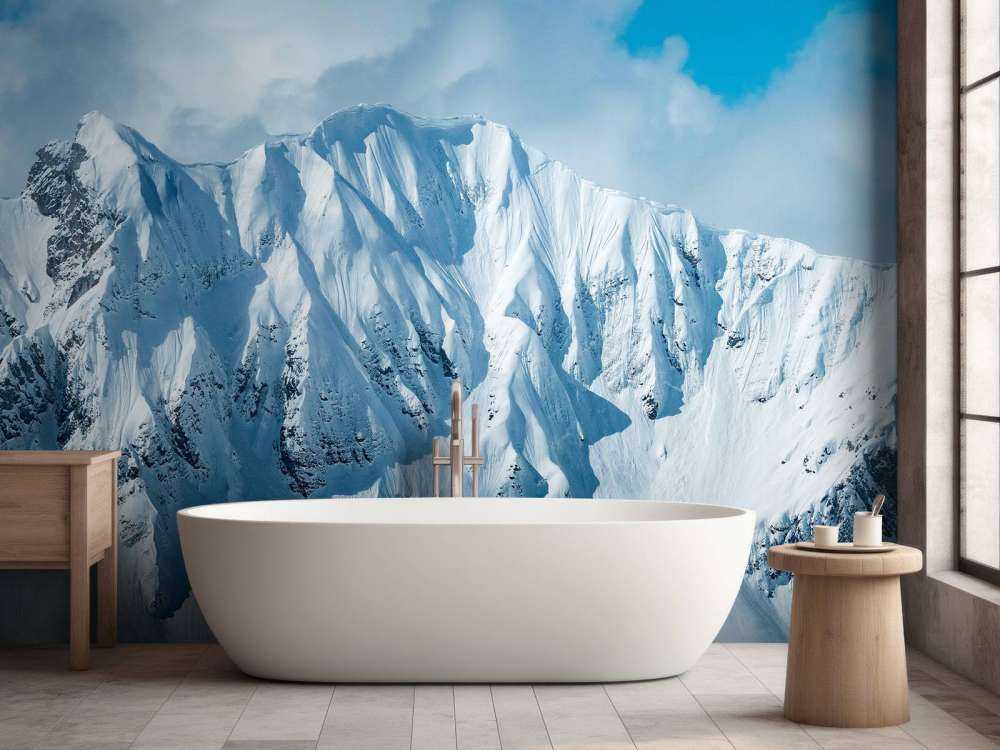 Steile sneeuwtoppen onder winterzon