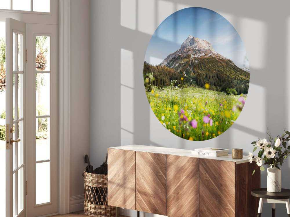 Bergtop boven bloemenweide