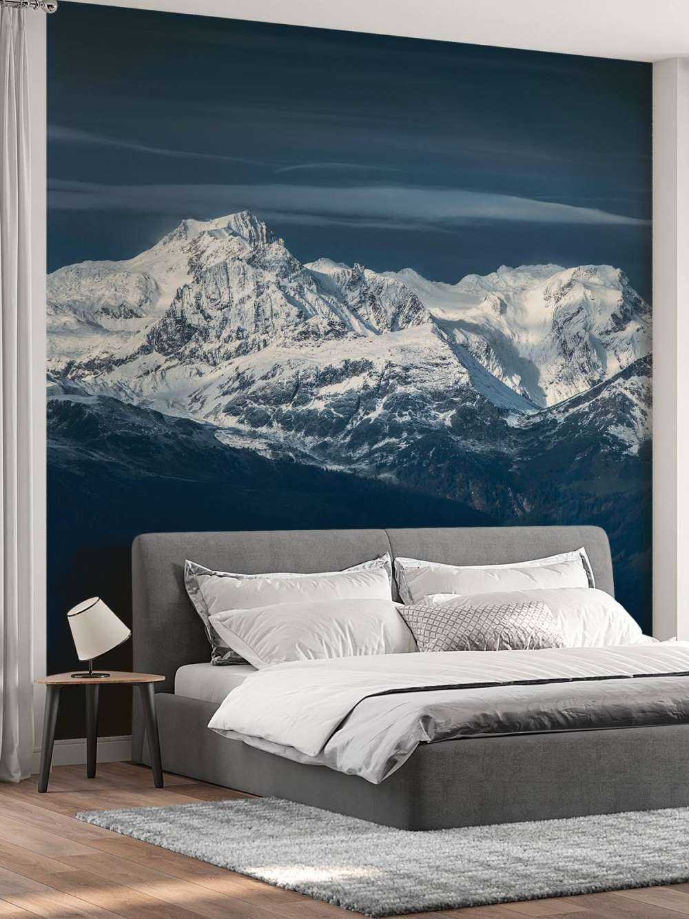 IJsblauwe toppen in stilte