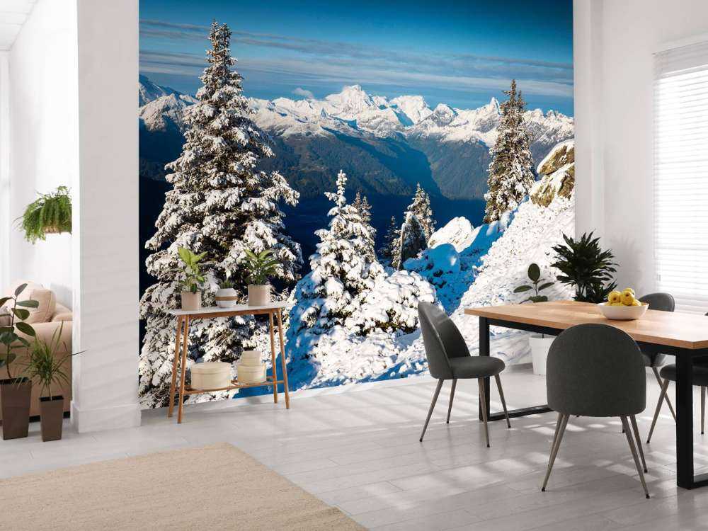 Besneeuwde dennen met bergzicht