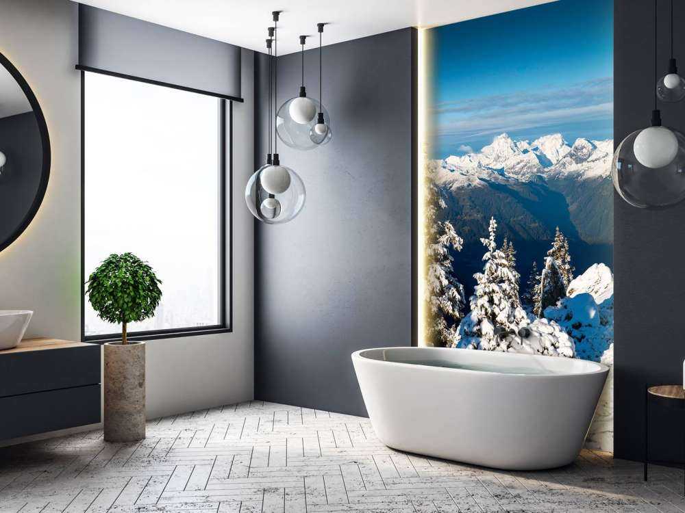 Besneeuwde dennen met bergzicht