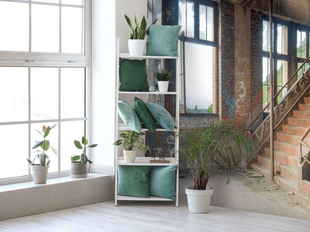 Vervallen trappenhuis met graffiti