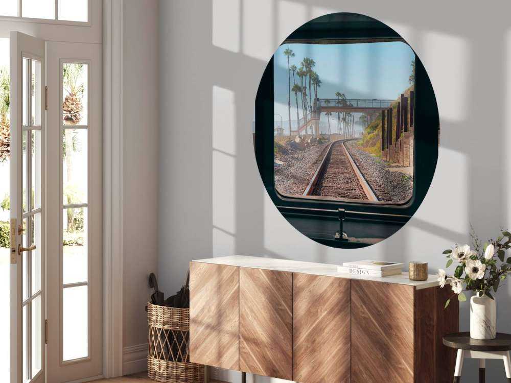 Spoorlijn langs palmenkust