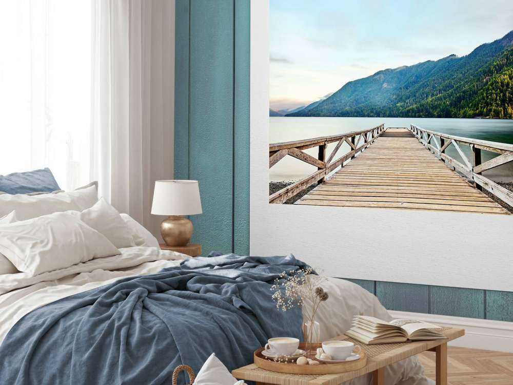 Houten steiger aan bergmeer