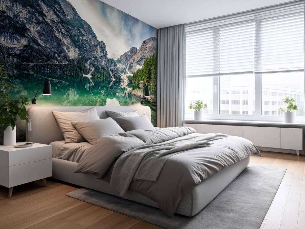 Smaragdgroen bergmeer met rotswanden