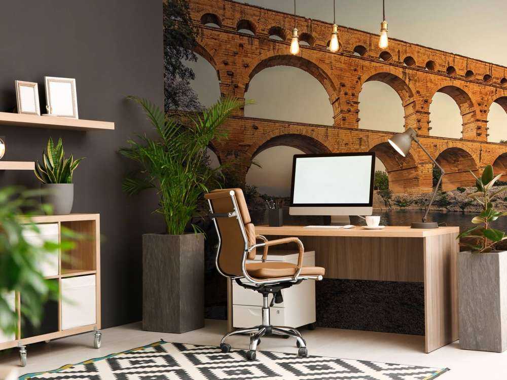 Stenen bogen boven stille rivier