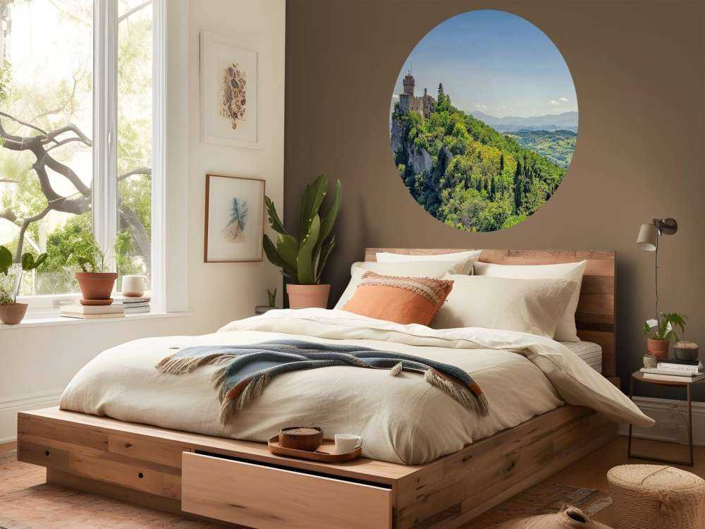 Bergkasteel boven groene heuvels